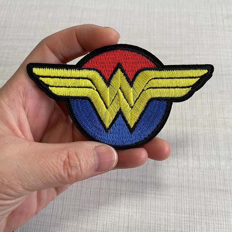 Velcro Sew On - W Lettera dell'alfabeto Emblema ricamato Patch